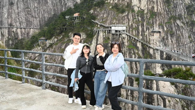 J9游戏风管销售中心员工在安徽明堂山景区照片