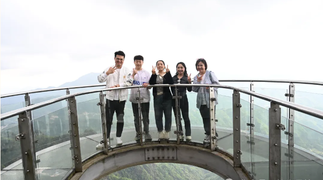 J9游戏风管销售中心员工在安徽明堂山景区照片