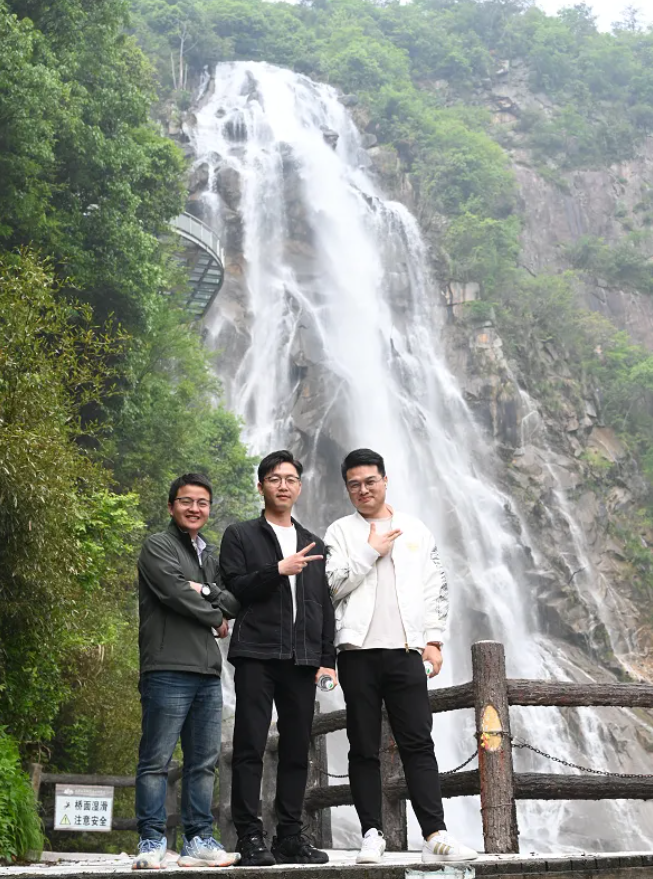 J9游戏风管销售中心员工在安徽明堂山景区照片