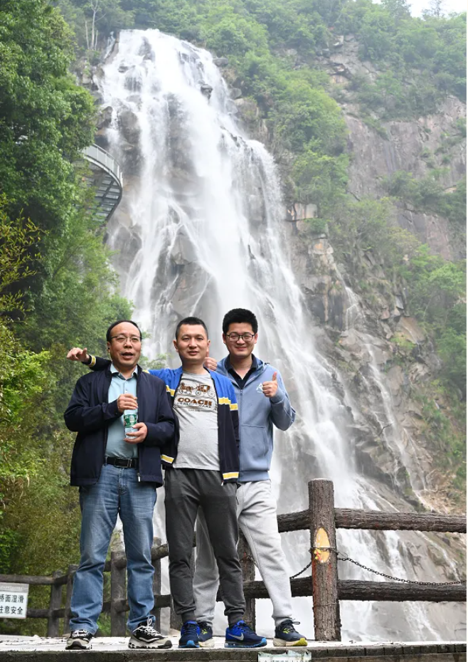 J9游戏风管销售中心员工在安徽明堂山景区照片