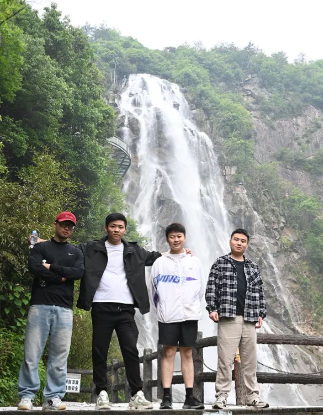 J9游戏风管销售中心员工在安徽明堂山景区照片